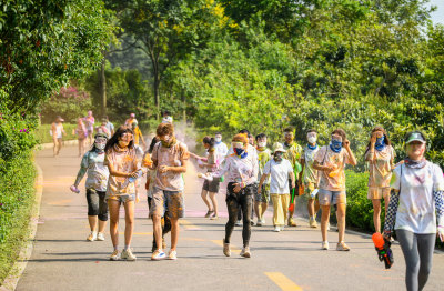 年轻人彩虹跑跑步运动狂欢