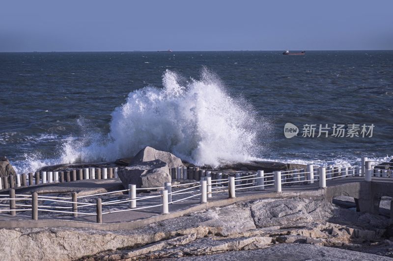 浪花拍打海岸