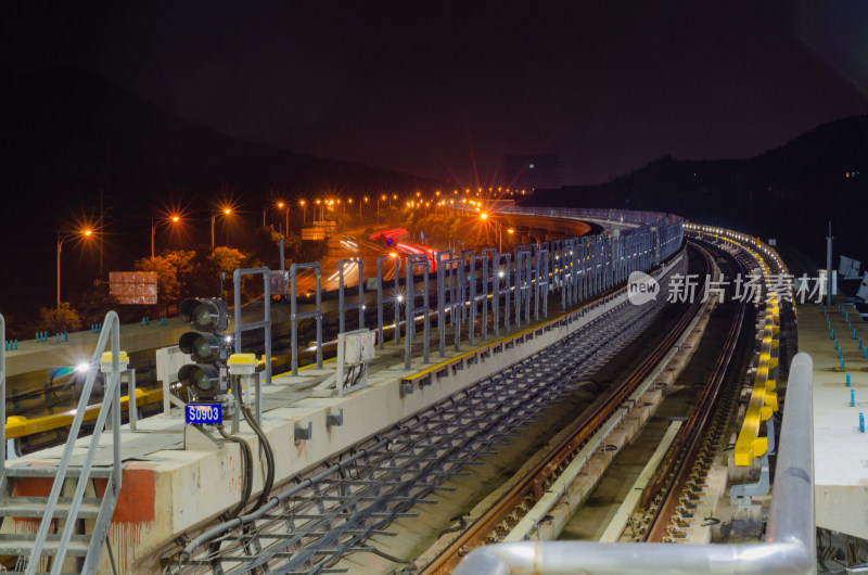 青岛地铁轨道夜景