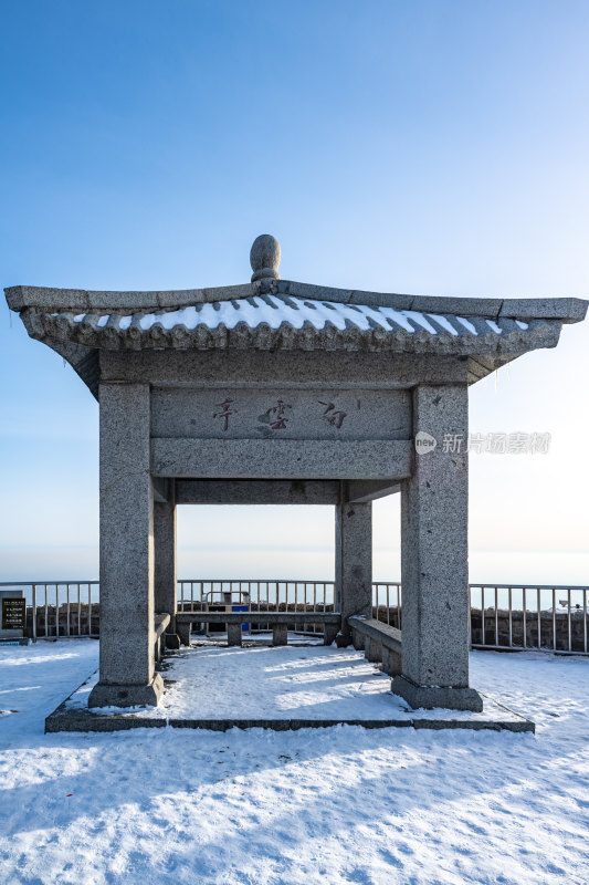 春雪后的泰安泰山风景区自然风光景点景观