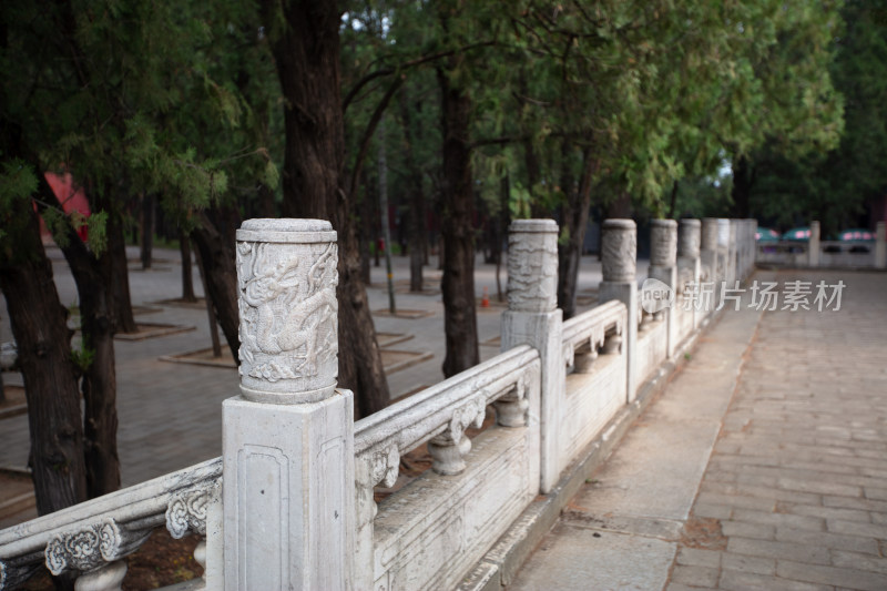 北京定陵景区内部精美的花纹石柱