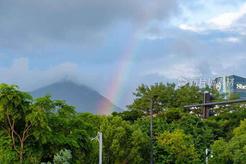 城市上空彩虹