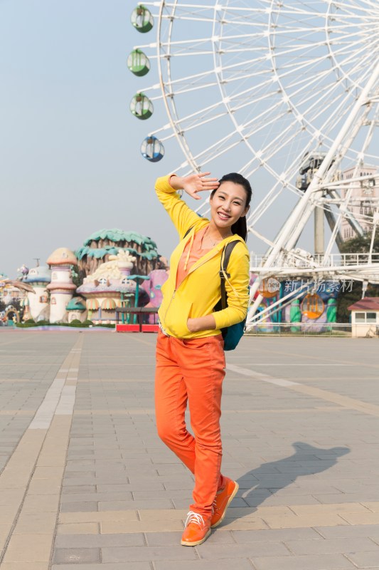 年轻女人在游乐园