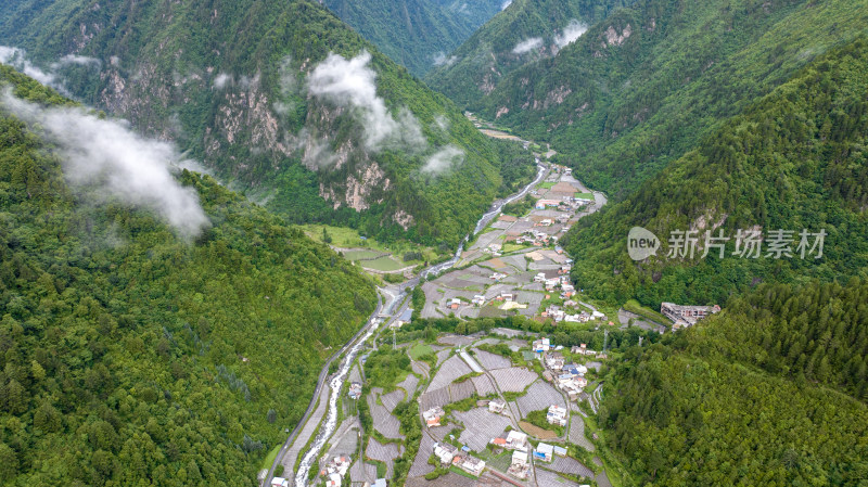 川西阿坝理小路自驾途中的理县朴头镇罗沟村