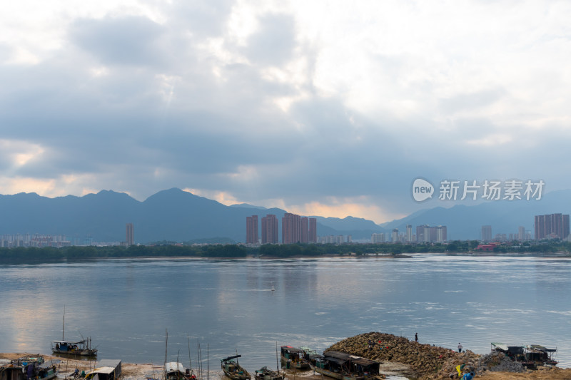 江边城市与远山风景