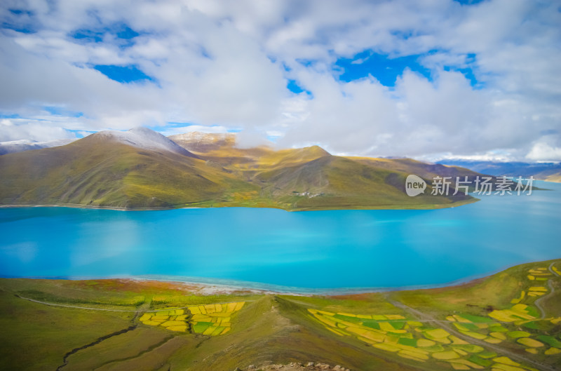 西藏羊湖山水自然风景