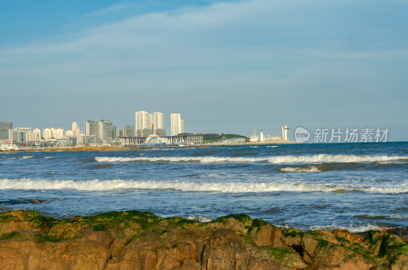 山东青岛太平角海岸，对岸是奥帆中心