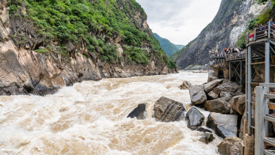 云南香格里拉虎跳峡景区及游客