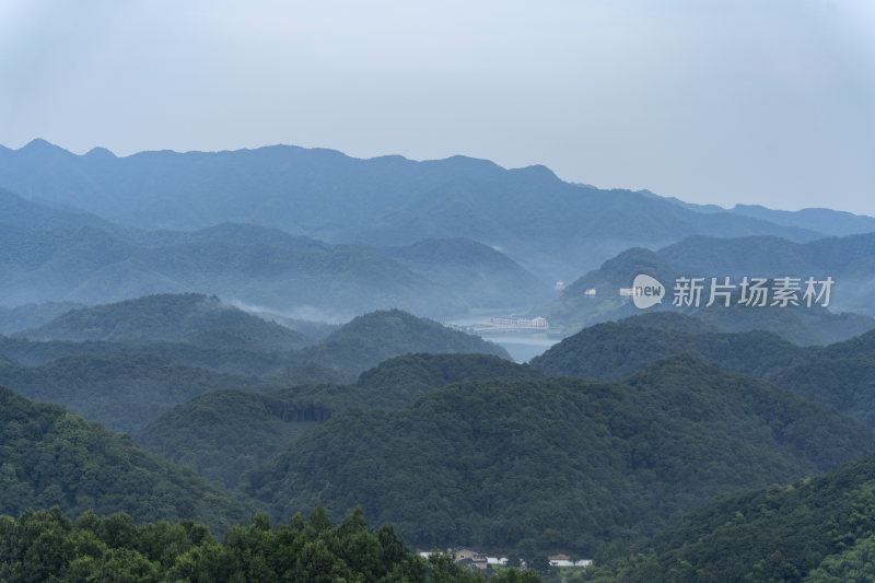 浙江杭州大朗山自然风光，在夕阳下的村庄