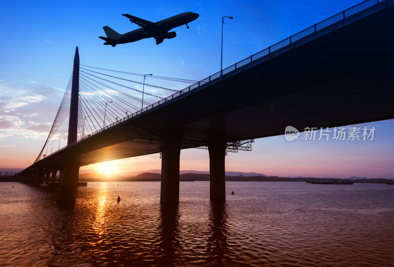飞机飞过跨河大桥