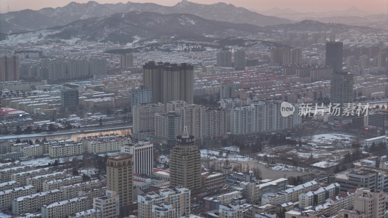 航拍威海市文登区昆嵛大酒店城市冬季雪景