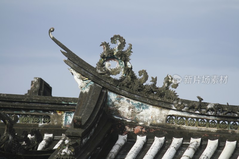 潮汕古建筑屋顶嵌瓷装饰特写