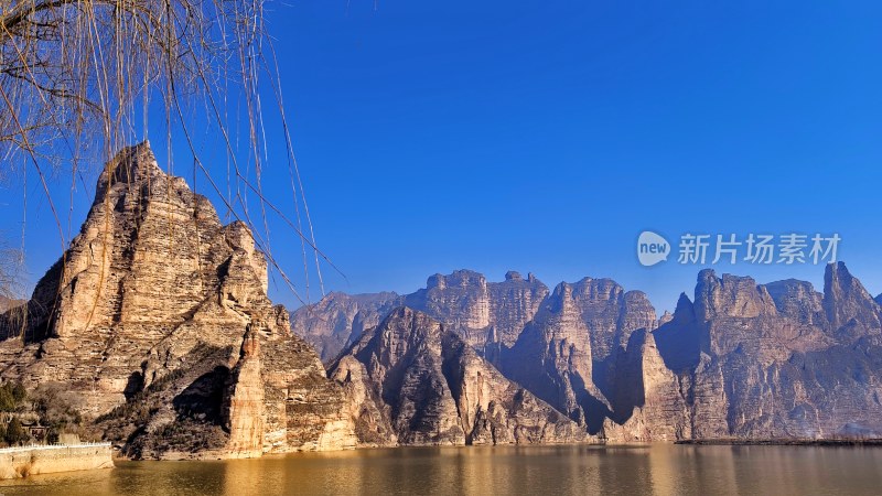 水域旁巍峨耸立的独特山景