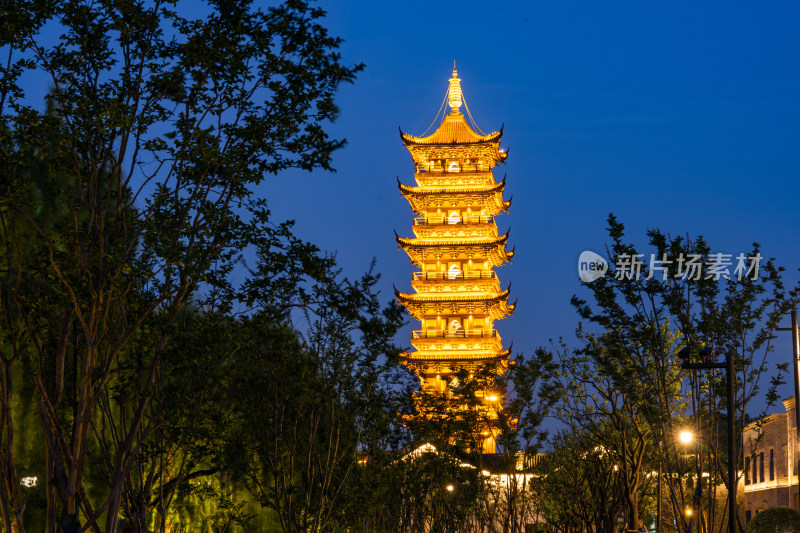 江南水乡古镇乌镇夜景风光白莲塔