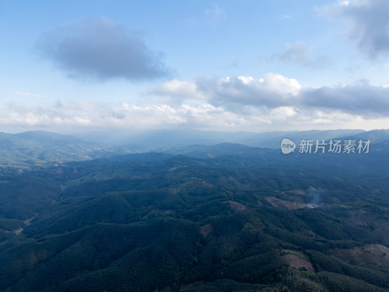 航拍壮阔山景与蓝天白云相映的自然景观