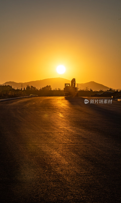 夕阳下道路上的景观