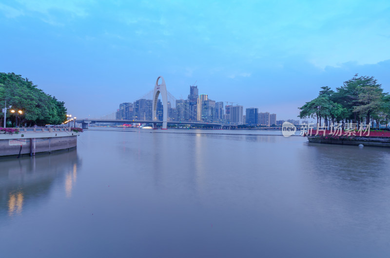 广州珠江猎德大桥与滨江城市建筑高楼景观