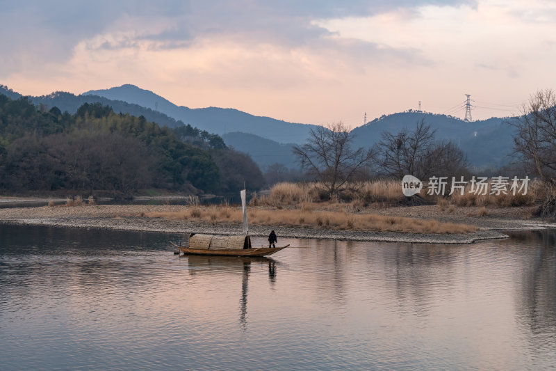 浙江丽水古堰画乡画廊孤帆丽影晨雾