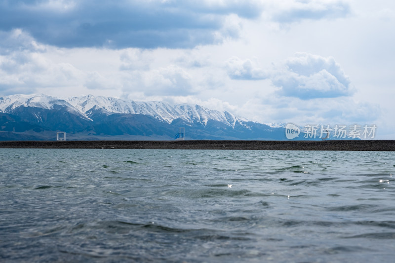 新疆赛里木湖蓝天白云雪山湖泊绝美风光