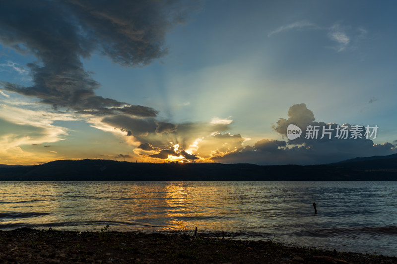 阳宗海湖光山色晚霞