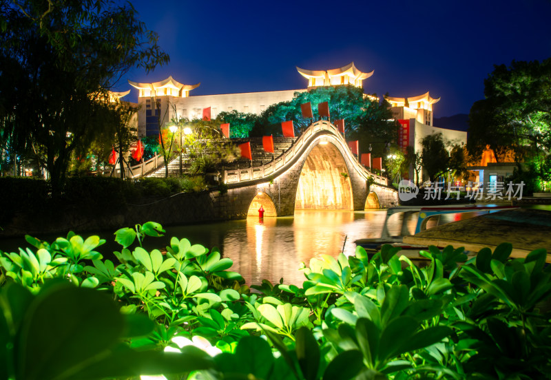 中国福州西湖公园的石拱桥和福建省博物馆
