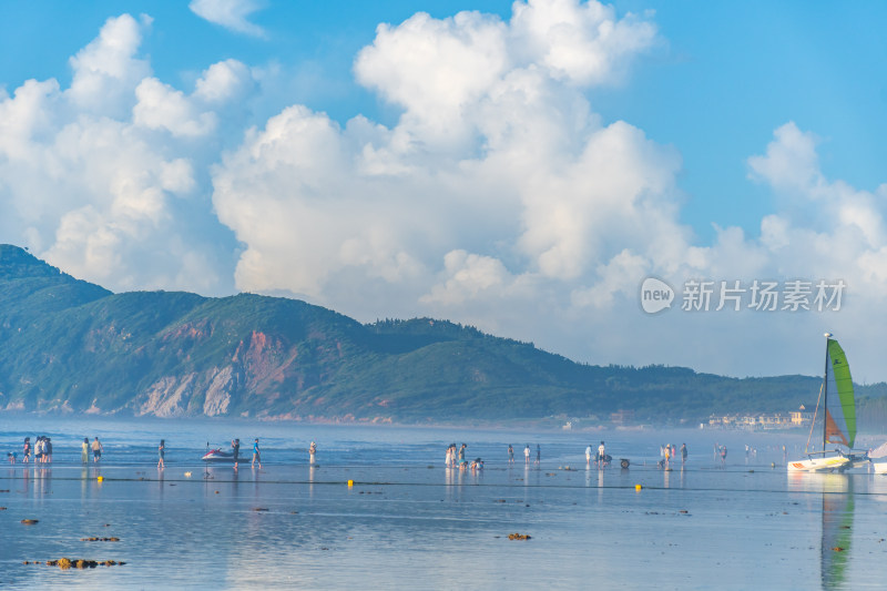 东山岛海边蓝天白云风景