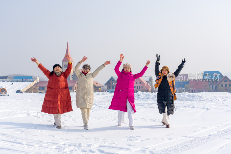 冬天美女雪地休闲玩耍拍照留影