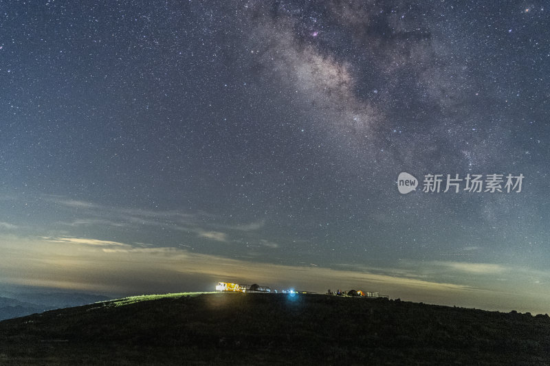 户外山顶上的璀璨星空夜景