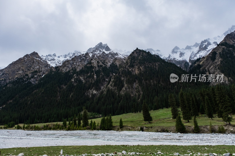 新疆伊犁夏塔雪山森林草原河流绝美风光