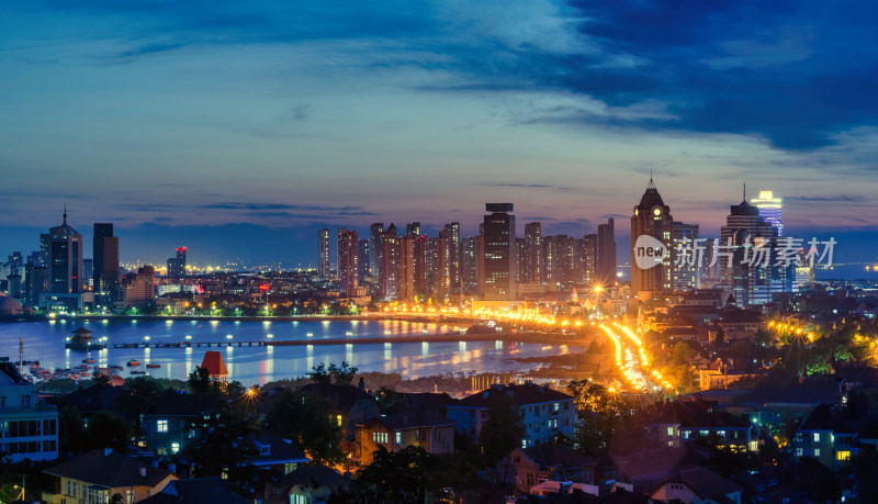 中国山东青岛小鱼山上俯瞰青岛湾城市夜景