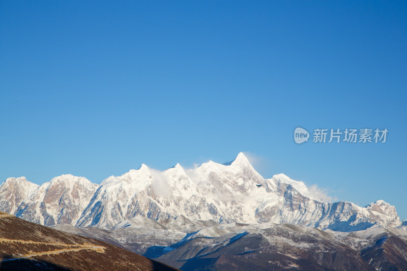 西藏林芝冬季南迦巴瓦峰蓝天白云下的雪山