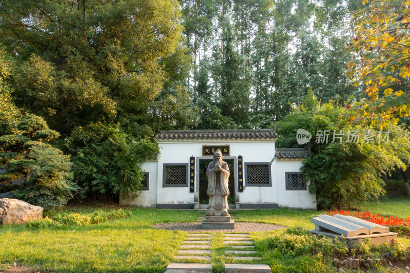 湖南衡阳石鼓书院孔子雕像