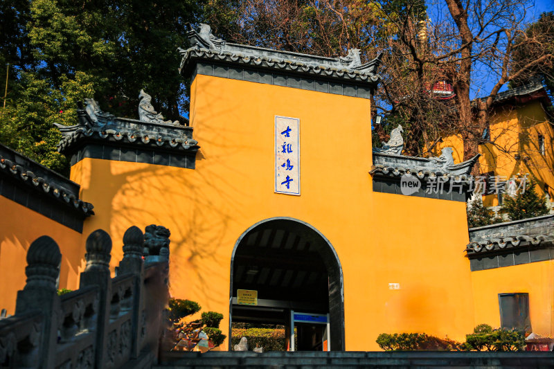 晴朗天空下的南京千年古刹鸡鸣寺