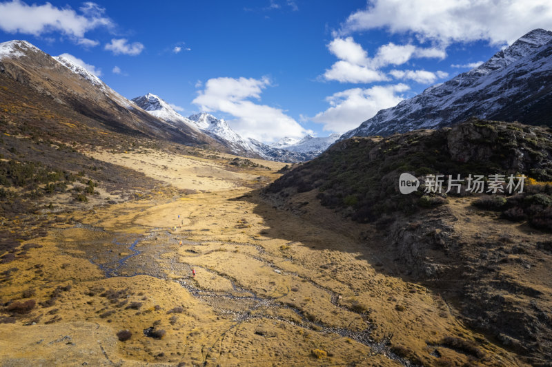 西藏林芝藏东南念青东曲通线中的雪山与秋景