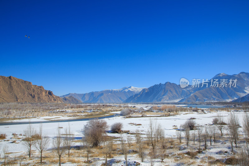 中国西藏冬季拉萨河雪景及拉萨河大桥