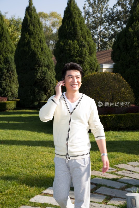 中年男人在院子里打手机