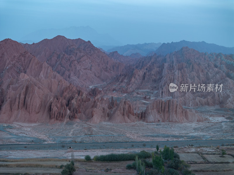 新疆南疆阿克苏库车天山红山石林大峡谷航拍