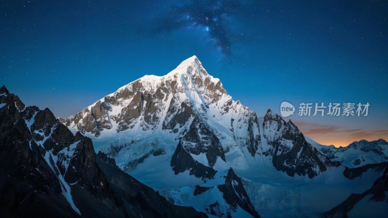 星空下的雪山夜景