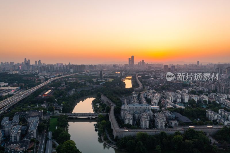 日落时南京秦淮河与大报恩寺