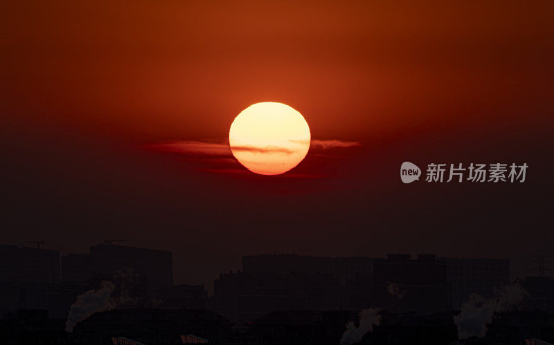 城市中红日高悬的壮丽景象