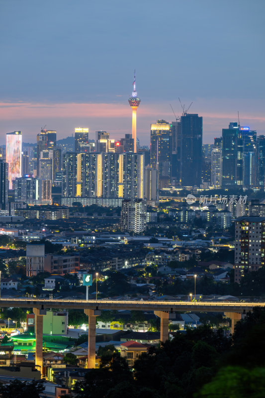 马来西亚吉隆坡电视塔日落夜景