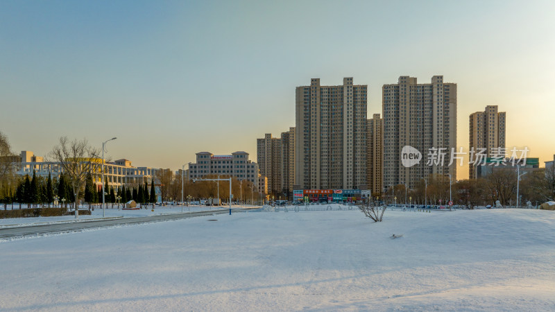 雪后住宅区全景，尽显城市宁静之美