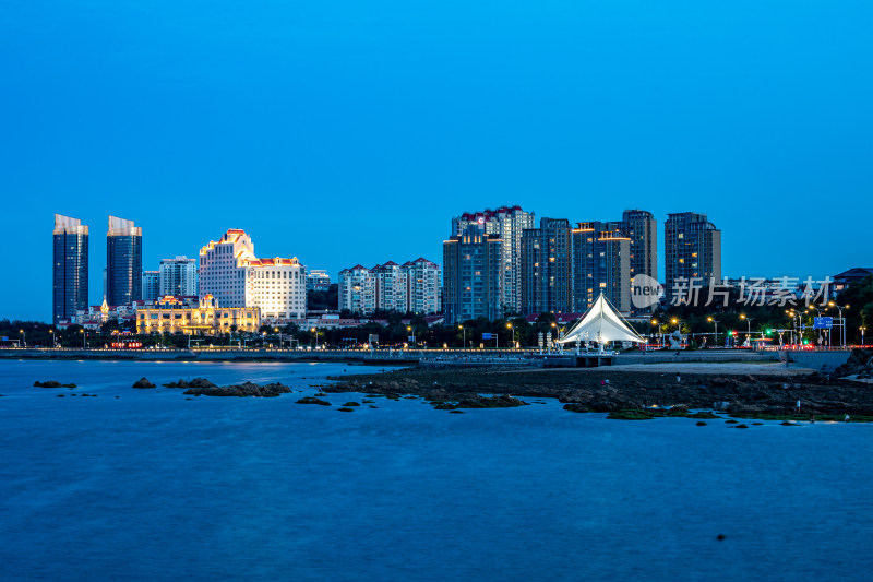 山东烟台海滨城市景观蓝调时刻