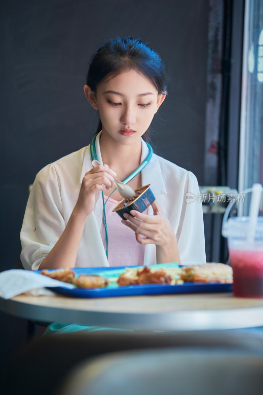 在商场快餐厅大吃特吃的中国可爱少女人像