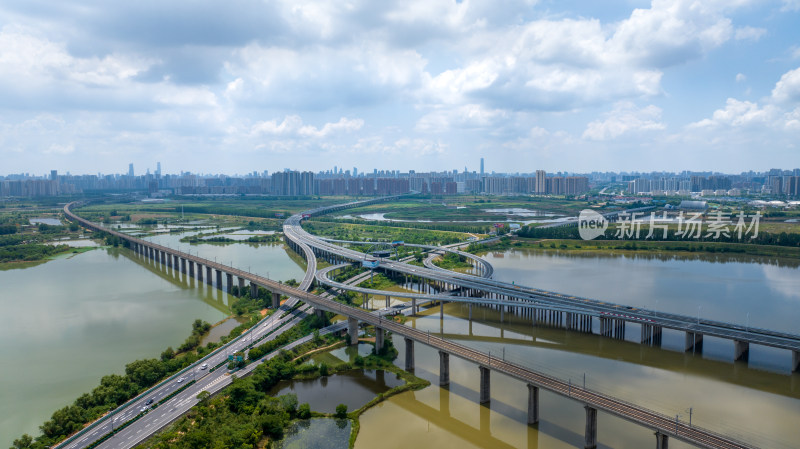 武汉城市中跨河桥梁与周边环境的航拍景象