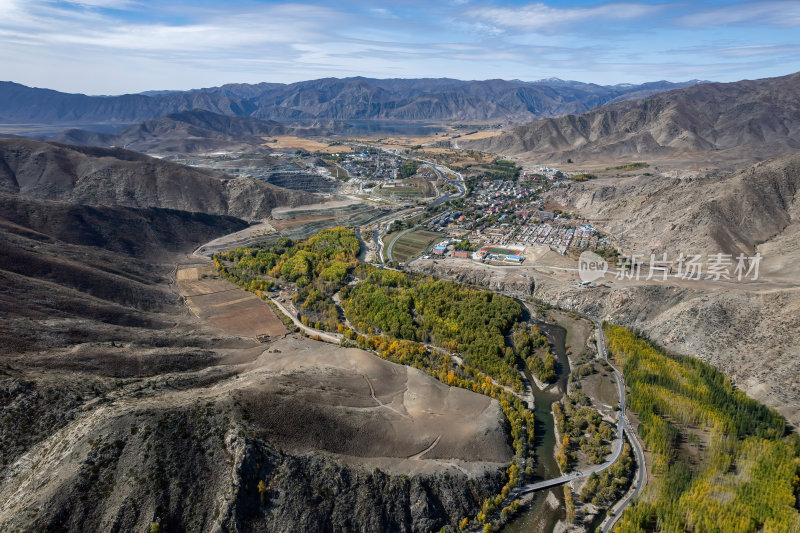 新疆阿勒可可托海秋色山谷河道秋景航拍