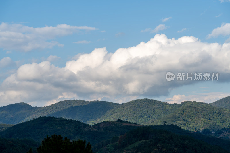 蓝天白云下的山峦景色