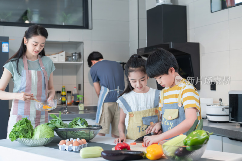 年轻父母教孩子学做饭