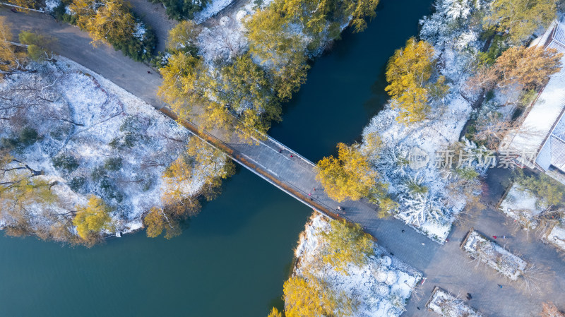 山东济南大明湖趵突泉泉水冬天雾气雪景