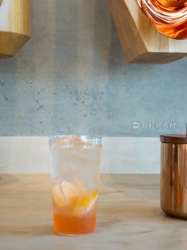 冰镇橙色气泡饮品